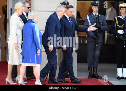 Warsaw, Poland. 10th May, 2018. Polish President Andrzej Duda (3rd R, Front) welcomes visiting Czech President Milos Zeman (4th R, Front) at the Polish Presidential Palace in Warsaw, Poland, on May 10, 2018. Czech President Milos Zeman began his visit to Poland Thursday with a meeting with his Polish counterpart Andrzej Duda. Credit: Maciej Gillert/Xinhua/Alamy Live News Stock Photo