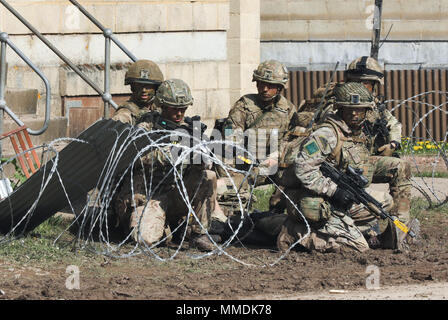 Paratroopers from 3 Para on exercise in Copehill Down Village Stock Photo