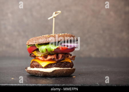 https://l450v.alamy.com/450v/mmefpn/burger-on-stone-table-mmefpn.jpg