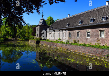 05 May 2018, Germany, Duesseldorf-Angermund: Heltdorf Palace, a moated castle from the 11th century and today a part of of Count Spee's property. It is surrounded by the most beautiful forest park in Lower North Rhine-Westphalia, inspired by English landscapes. It has the second oldest rhododendron samples in Germany, which are the flagships of the park. Alone in the East Frisian Westerwede there are more of these plants. · NO WIRE SERVICE · Photo: Horst Ossinger//dpa Stock Photo