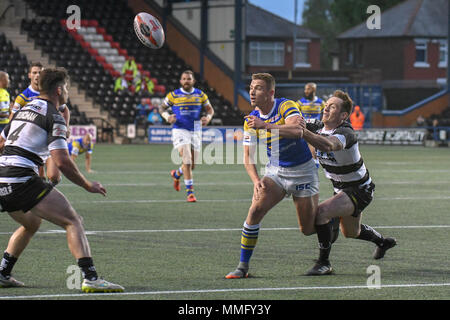 11th May 2018 , Select Security Stadium, Widnes, England; Ladbrokes Challenge Cup rugby, Widnes Vikings v Leeds Rhinos; Matt Parcell of Leeds Rhinos offloads in the tackle Stock Photo