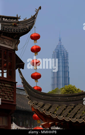 China.Shanghai: Yu Yuan Bazar. Detail of Huxinting Tea House and  Jin Mao Building Stock Photo