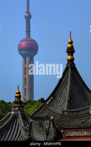 China.Shanghai: Yu Yuan Bazar. Detail of Huxinting Tea House and  Oriental Pearl Tower Stock Photo