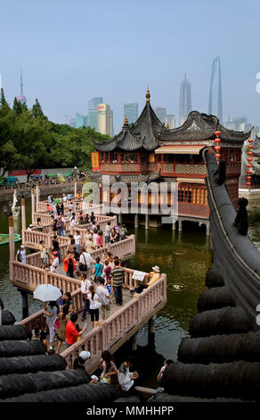 China.Shanghai: Yu Yuan Bazar. Zigzag bridge and Huxinting Tea House. Pudong Skyline in Background. Stock Photo
