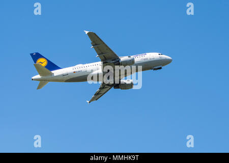 Airbus A319-100, narrow-body, commercial passenger twin-engine jet