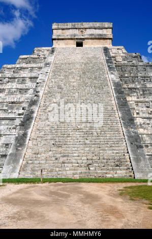 Stairway in the Mayan pyramid of El Castillo in the UNESCO heritage site of Chichen Itza, Merida, Yucatan Peninsula, Mexico Stock Photo