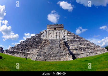 Mayan pyramid of El Castillo in the UNESCO heritage site of Chichen Itza, Merida, Yucatan Peninsula, Mexico Stock Photo