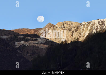 Moonrise on the Tibetan border, Dege, Sichuan, China Stock Photo