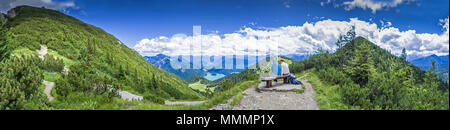 Wanderer auf der Bank bei Gipfelrast am Herzogstand Stock Photo