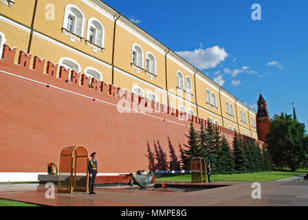 Guards at the Tomb of the Unknown Soldier and Eternal Flame at the Kremlin Wall in Alexander Garden, Moscow, Russia Stock Photo