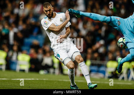 Santiago Bernabeu, Madrid, Spain. 12th May, 2018. La Liga football, Real Madrid versus Celta Vigo; Karim Benzema (Real Madrid) is challenged by the high boot from goalkeeper Sergio Alvarez (Celta de Vigo) Credit: Action Plus Sports/Alamy Live News Stock Photo