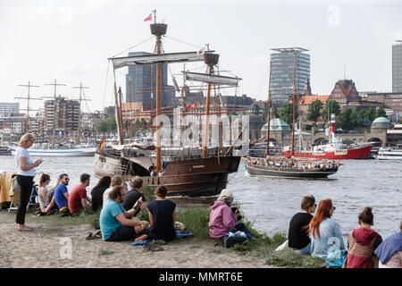 12 May 2018, Germany, Hamburg: Harbour tugs perform a 'Harbour tug ballet' on the third day of the 'Harbour birthday' celebrations marking the 829th anniversary of Hamburg's harbour. Photo: Markus Scholz/dpa Stock Photo