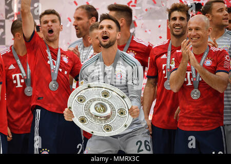 Thomas MUELLER (MULLER, Bayern Munich), re: Arjen ROBBEN (FC Bayern Munich), award ceremony, football 1. Bundesliga, 34th matchday, matchday34, Bayern Munich (M) -VFB Stuttgart (S) 1-4, on May 12, 1818 in Muenchen/Germany, ALLIANZAREN A. German Champion, German Championship, | usage worldwide Credit: dpa picture alliance/Alamy Live News Stock Photo