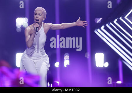 Portugal, Lisbon. 12th May 2018.   Great Britain's SuRie performs 'Storm' at the finals of the 63rd Eurovision Song Contest. Photo: Jörg Carstensen/dpa Credit: dpa picture alliance/Alamy Live News Stock Photo