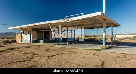 The ruined remains of a gas station in Yermo, California, outside of Los Angeles Stock Photo