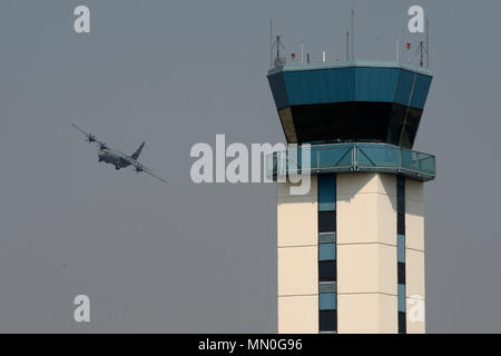 A U.S. Air Force C-130 Hercules maneuvers around the Air Traffic Control Tower at Grant County International Airport, Wash., Aug. 3, 2017, in support of Exercise Mobility Guardian. More than 3,000 Airmen, Soldiers, Sailors, Marines and international partners converged on the state of Washington in support of Mobility Guardian. The exercise is intended to test the abilities of the Mobility Air Forces to execute rapid global mobility missions in dynamic, contested environments. Mobility Guardian is Air Mobility Command's premier exercise, providing an opportunity for the Mobility Air Forces to t Stock Photo