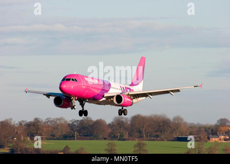 LZ-WZA Wizz Air Airbus A320-232 landing at London Luton airport. 17th December 2006. Stock Photo