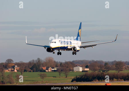 EI-DPA Ryanair Boeing 737-8AS landing at London Luton airport. 17th December 2006. Stock Photo