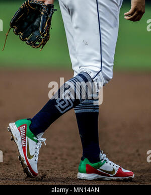 spikes de Alex Verdugo con los coolers de mexico. Baseball action