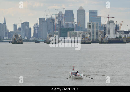 London, UK, 13th May 2018 Andy Hodgson in his rowing boat heading down the River Thames from London at the start of his solo attempt to circumnavigate the British Isles by man power alone in a Rannoch R15 Off shore rowing boat called Spirit of Ahab  –. Credit: A Christy/Alamy Live News. Stock Photo