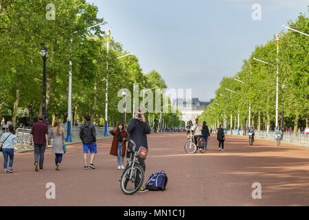 Buckingham Palace, London, 13th May 2018. The Mall has been closed to traffic, allowing visitors and Londoners to roam freely on the wide boulevard. Days before the Royal Wedding in Windsor, tourists flock to Royal sightseeing destinations, including Buckingham Palace, to take snaps and selfies at the iconic location. Credit: Imageplotter News and Sports/Alamy Live News Stock Photo