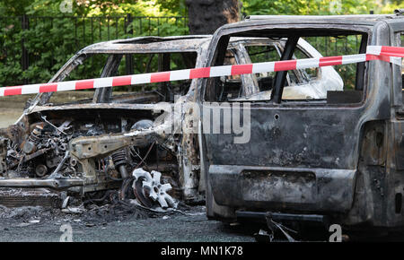 14 May 2018, Germany, Berlin: Burnt-out cars at Kollwitzplatz in the district of Prenzlauer Berg. In the early morning eleven cars burned down. Cars parked at the neighbouring Knaackstrasse were also ignited. Since a political motivate is assumed, the State Protection Office is in charge of the investigation. Photo: Paul Zinken/dpa Stock Photo