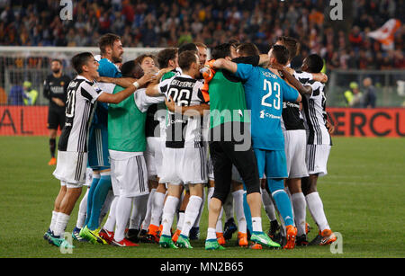 Rome, Italy. 13th May, 2018. Juventus players at the end of their Serie A soccer match against Roma at the Olympic stadium. Juventus drawed 0-0 against Roma to win its seventh consecutive Scudetto Credit: Riccardo De Luca/Pacific Press/Alamy Live News Stock Photo