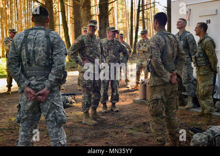 Oregon Army National Guard Brig. Gen. William Edwards, Land Component Commander, speaks with competitors during Oregon's 2017 Best Warrior Competition at Camp Rilea, near Warrenton, Oregon, August 25, 2017. Fifteen Soldiers were tested on a variety of tasks (both physically and mentally) over a three-day period, with the Soldier and NCO of the Year winners going on to represent Oregon at the upcoming regional competition. (Photo by Capt. Leslie Reed, Joint Force Headquarters Public Affairs) Stock Photo