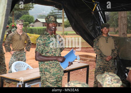 A Ugandan People’s Defence Force instructor addresses UPDF soldiers during a weapons-handling course facilitated by U.S. Marines with Special Purpose Marine Air-Ground Task Force-Crisis Response-Africa logistics combat element at Camp Singo, Uganda, Aug. 28, 2017. SPMAGTF-CR-AF LCE is deployed to conduct limited crisis-response and theater-security operations in Europe and Africa. (U.S. Marine Corps Photo by Lance Cpl. Patrick Osino/Released) Stock Photo