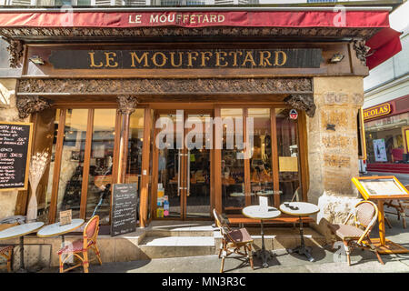 Le Mouffetard restaurant and cafe  on Rue Mouffetard, Paris, France Stock Photo