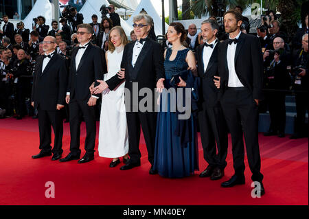 Cannes, France. 13th May, 2018. Alessandro Lo Monaco, Andrea Gambetta, writer David Rosier, Donata Wenders, director Wim Wenders and Ignazio Oliva attend the 'Pope Francis - A Man Of His Word' screening before the red carpet screening of 'Sink Or Swim (Le Grand Bain)' during the 71st annual Cannes Film Festival at Palais des Festivals on May 13, 2018 in Cannes, France Credit: Credit: BTWImages/Alamy Live News Stock Photo