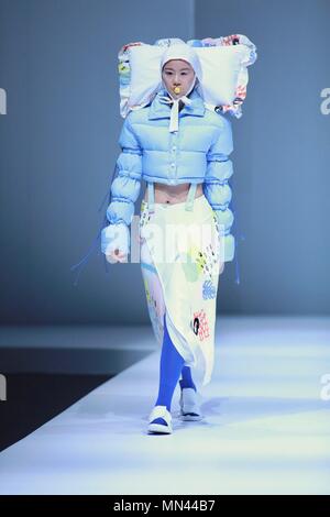 Beijing, China. 14th May, 2018. A model presents a creation at a show during China Graduate Fashion Week in Beijing. Credit: SIPA Asia/ZUMA Wire/Alamy Live News Stock Photo