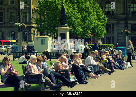 Glasgow, Scotland, UK 14th May.UK Weather Summer weather if not taps aff sees both tourists, office workers on lunch break  and locals sunning themselves in George Square at the centre of the city. Gerard Ferry/Alamy news Stock Photo
