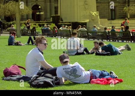 Glasgow, Scotland, UK 14th May.UK Weather Summer weather if not taps aff sees both tourists, office workers on lunch break  and locals sunning themselves in George Square at the centre of the city. Gerard Ferry/Alamy news Stock Photo
