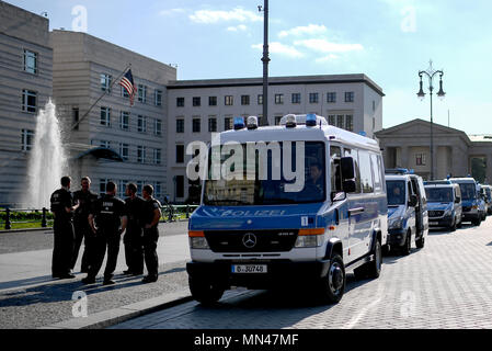 Berlin, Germany. 14th May, 2018. 14 May 2018, Germany, Berlin: Police officers standing before the US embassy. Credit: Britta Pedersen/dpa-Zentralbild/dpa/Alamy Live News Stock Photo