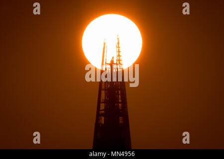 London, UK. 14th May, 2018. UK Weather: The setting sun clips the top of the Shard skyscraper building. © Guy Corbishley/Alamy Live News Stock Photo