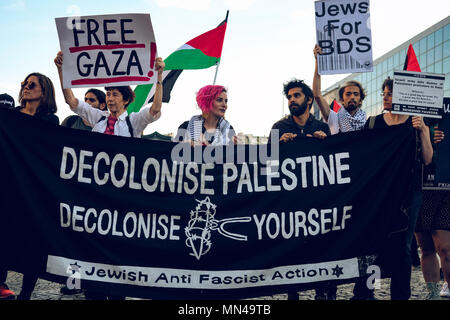 Berlin, Germany. 14th may 2018. Group of protesters supporting Palestine behind a banner reading 'Decolonise Palestine'. Hundreds of demonstrators gathering in Berlin to protest the violent actions that has been taken by the Israeli military in Gaza which has led to at least 50 dead. Credit: SOPA Images Limited/Alamy Live News Stock Photo