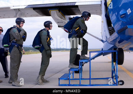 Airmanship 490, Basic Freefall Parachuting students, load onto a UV-18 B Twin Otter jump plane at the 98th Flying Training Squadron,  U.S. Air Force Academy, Colo., on Aug. 23, 2017.  (U.S. Air Force photo/ Mike Kaplan) (released) Stock Photo