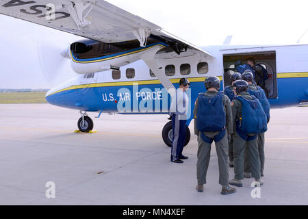 Airmanship 490, Basic Freefall Parachuting students, load onto a UV-18 B Twin Otter jump plane at the 98th Flying Training Squadron,  U.S. Air Force Academy, Colo., on Aug. 23, 2017.  (U.S. Air Force photo/ Mike Kaplan) (released) Stock Photo