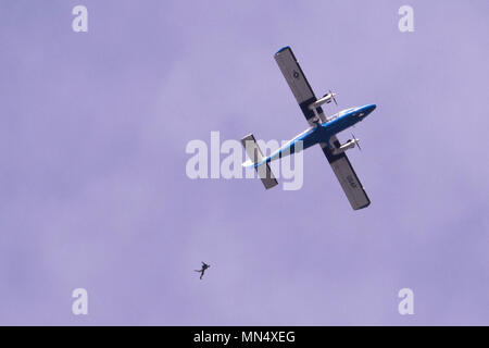 An Airmanship 490, Basic Freefall Parachuting student jumps from a UV-18 B Twin Otter jump plane above the 98th Flying Training Squadron,  U.S. Air Force Academy, Colo., on Aug. 23, 2017.  (U.S. Air Force photo/ Mike Kaplan) (released) Stock Photo