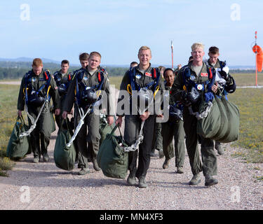 Airmanship 490, Basic Freefall Parachuting students, walk in after jumping from a UV-18 B Twin Otter jump plane at the 98th Flying Training Squadron,  U.S. Air Force Academy, Colo., on Aug. 23, 2017.  (U.S. Air Force photo/ Mike Kaplan) (released) Stock Photo