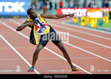 Usain Bolt after winning Men's 200m final, strikes lightning bolt pose,  Stadium, London 2012, Olympic Games, London, England, UK Stock Photo - Alamy