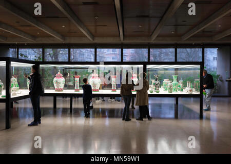 Gulbenkian Lisbon, visitors to the Museu Gulbenkian look into cabinets displaying 18th Century Qing Chinese porcelain jars, Lisbon, Portugal. Stock Photo