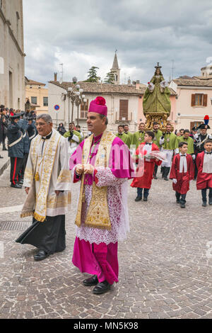 Bishop Michele Fusco, at Madonna che Scappa procession on Easter Sunday in Sulmona, Abruzzo, Italy Stock Photo