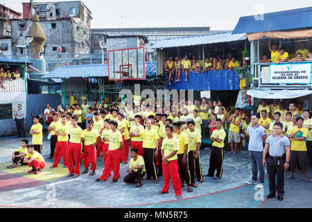 Inmates in the open courtyard of Manila City Jail in Manila, Philippines Stock Photo