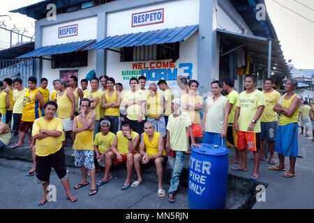 Inmates in the open courtyard of Manila City Jail in Manila, Philippines Stock Photo