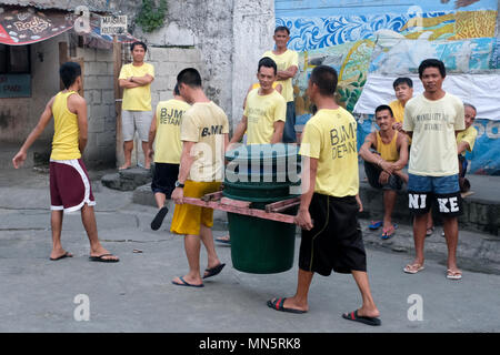 Inmates in the open courtyard of Manila City Jail in Manila, Philippines Stock Photo