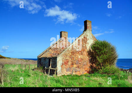 Crumbling stone cottage on the Fife coastal  path between Anstruther and Crail Stock Photo