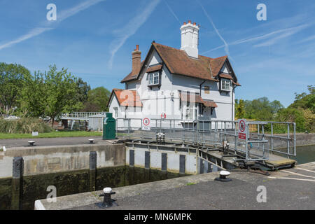 Goring lock on the River Thames at Goring-on-Thames in Oxfordshire, UK Stock Photo