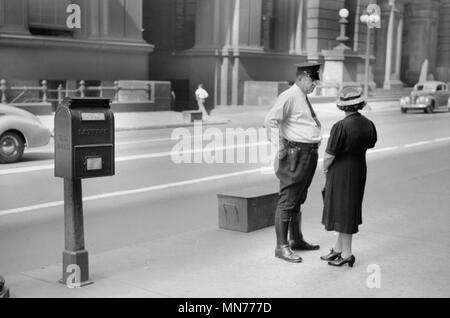 Woman Talking to Policeman, Chicago, Illinois, USA, John Vachon for Farm Security Administration July 1940 Stock Photo